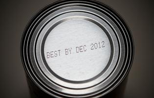 Can with "best used by" date printed on top